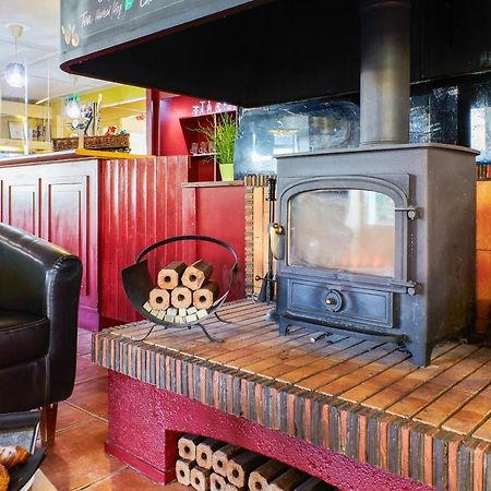 Campanile Hotel Вэйкфильд Экстерьер фото