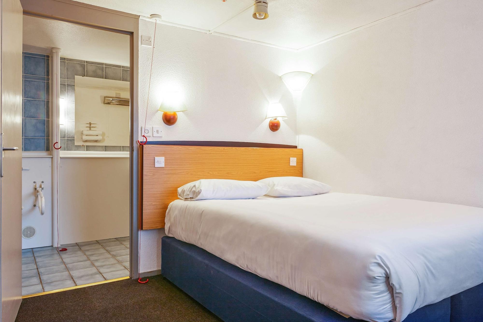 Campanile Hotel Вэйкфильд Экстерьер фото