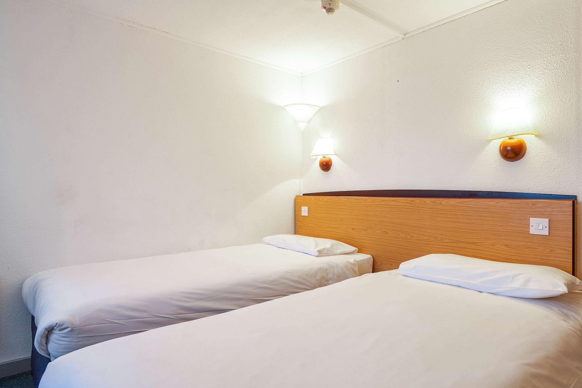 Campanile Hotel Вэйкфильд Экстерьер фото