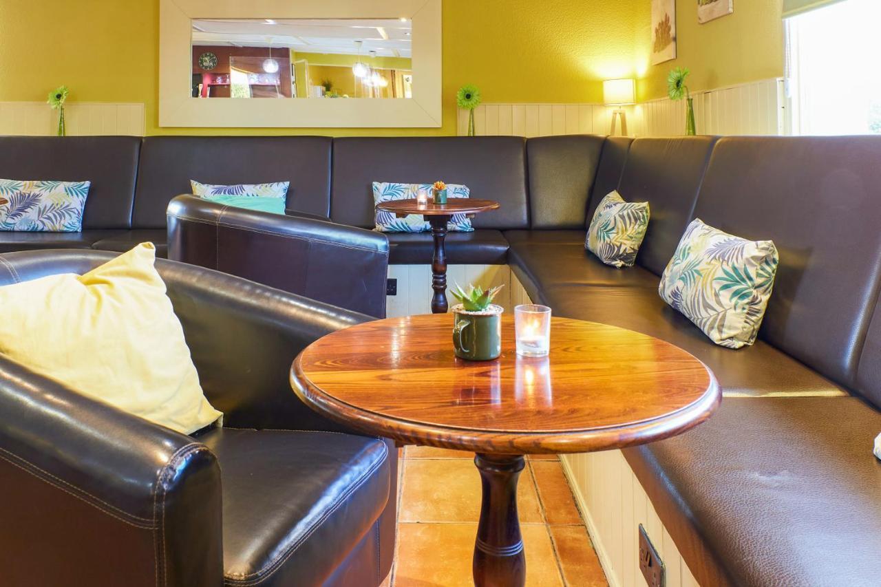 Campanile Hotel Вэйкфильд Экстерьер фото